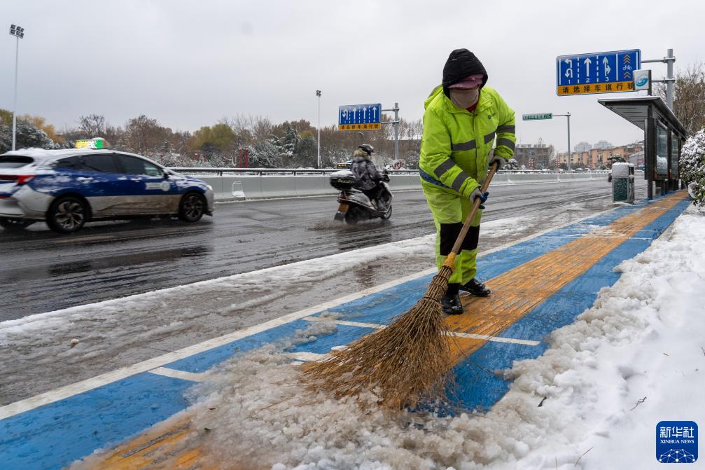 山东济南出现降温雨雪天气