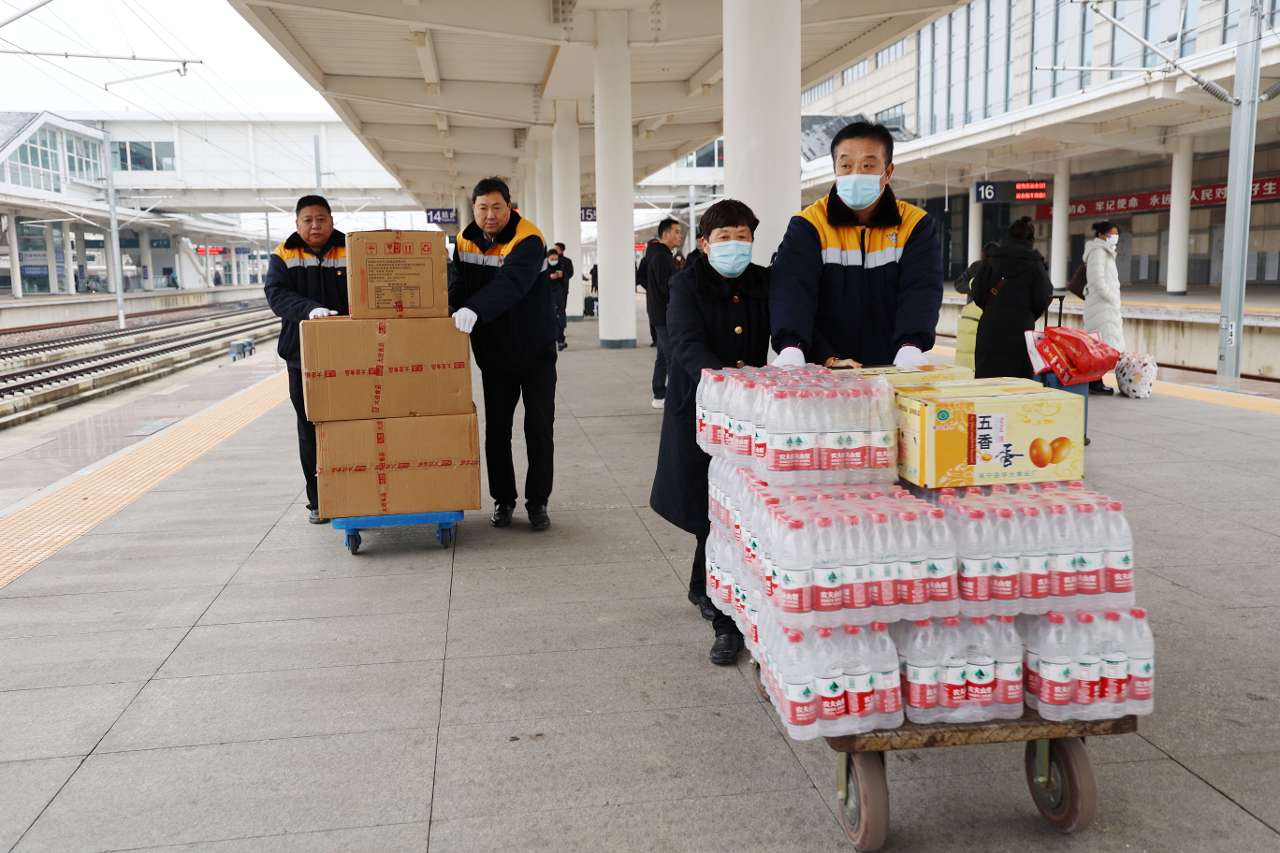 河南商丘：温暖乘客旅途 车站发挥“及时雨”作用