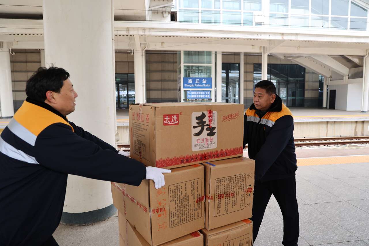 河南商丘：温暖乘客旅途 车站发挥“及时雨”作用