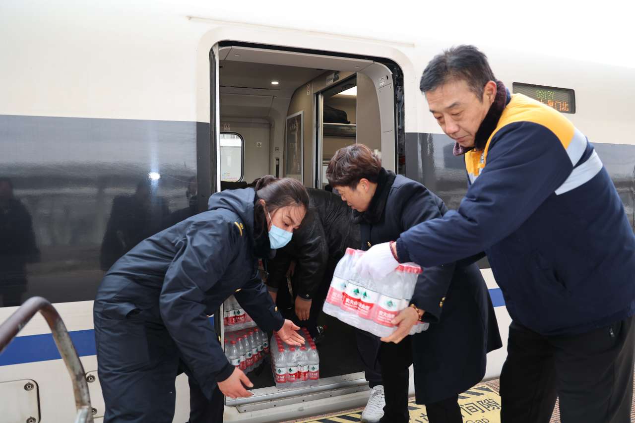 河南商丘：温暖乘客旅途 车站发挥“及时雨”作用