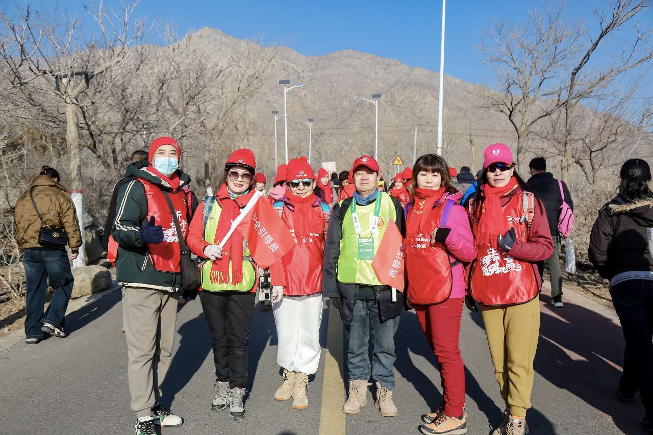 宁夏：千人齐聚贺兰山 登山健身迎新年