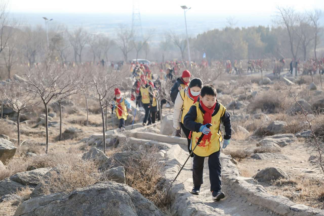 宁夏：千人齐聚贺兰山 登山健身迎新年