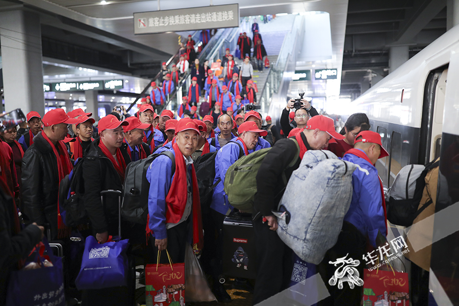 特写｜“坐上这趟幸运列车，今年我们也好好干！”