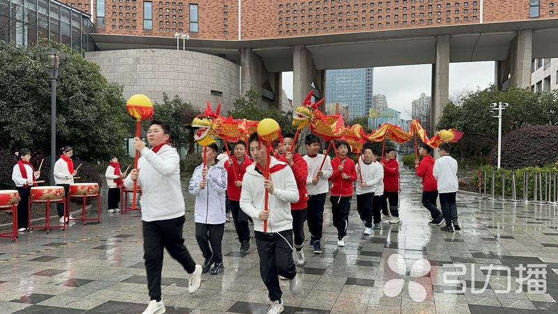 龙年氛围感拉满！苏州中小学生今天报到