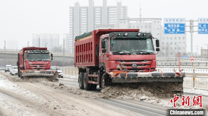 山西太原今夜清雪持续中 “边下边清、吃在路边”