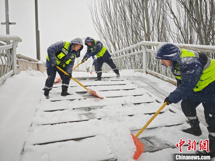 山西太原今夜清雪持续中 “边下边清、吃在路边”