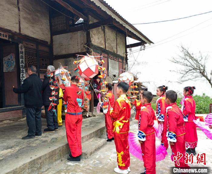 （新春走基层）贵州“10后”走村进寨“跳花灯” 延续千年传承