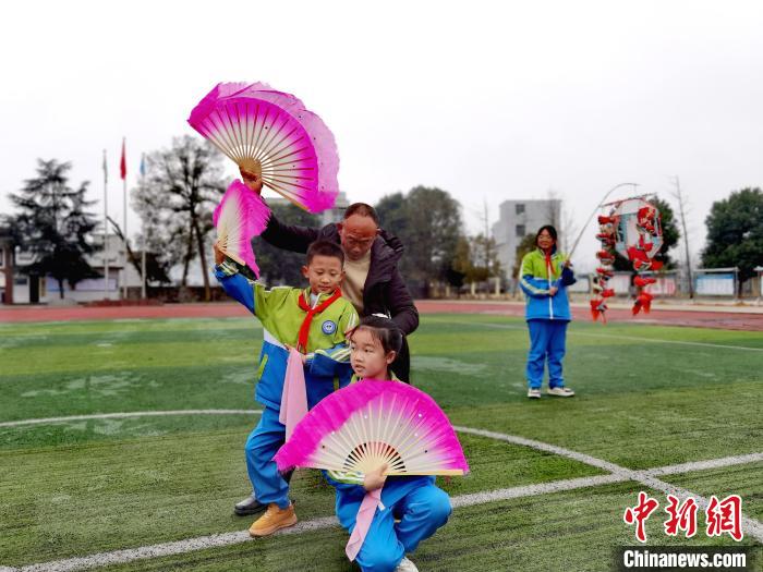 （新春走基层）贵州“10后”走村进寨“跳花灯” 延续千年传承