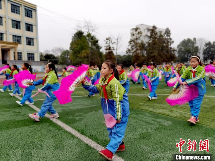 （新春走基层）贵州“10后”走村进寨“跳花灯” 延续千年传承