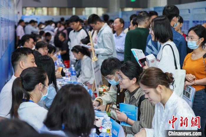 海南举办2024年春节返乡人才对接会 提供2.6万余岗位揽才