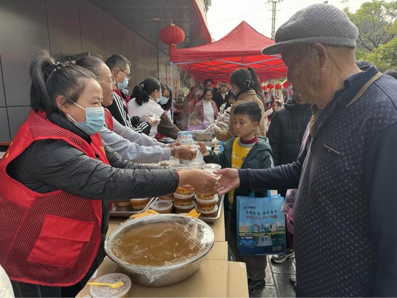 云南镇沅：送汤圆、猜灯谜，热热闹闹庆元宵