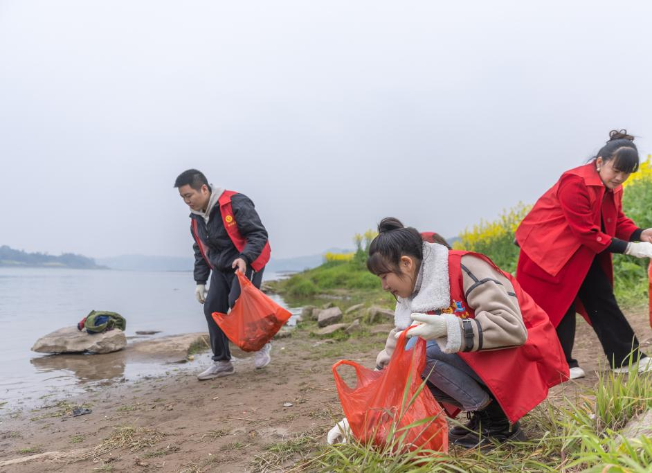 川渝“一抹志愿红” 守护碧水向东流
