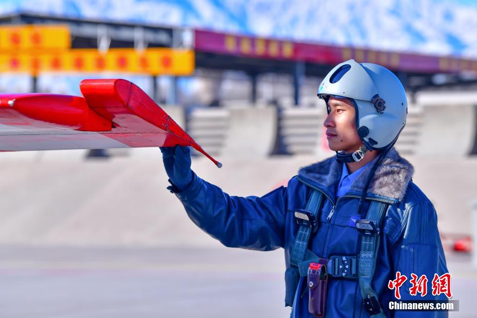 空军西安飞行学院某旅组织雪后飞行训练