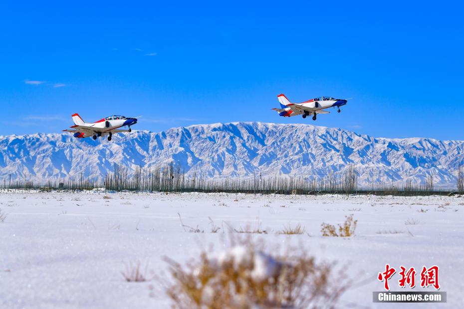 空军西安飞行学院某旅组织雪后飞行训练