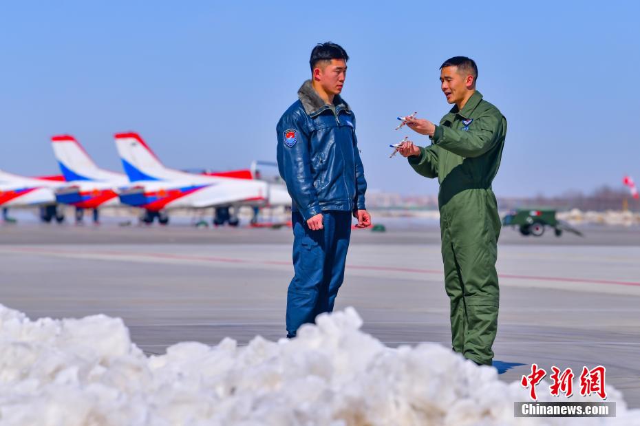 空军西安飞行学院某旅组织雪后飞行训练