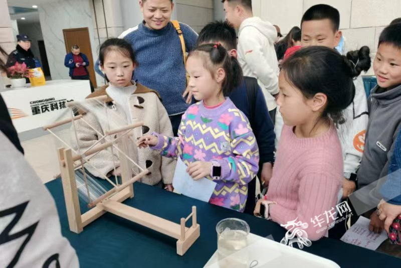 视频 | 250多名中小学生及家长“玩转”蚕丝 与科学家面对面交流