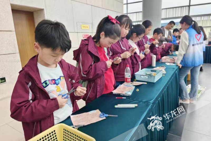 视频 | 250多名中小学生及家长“玩转”蚕丝 与科学家面对面交流