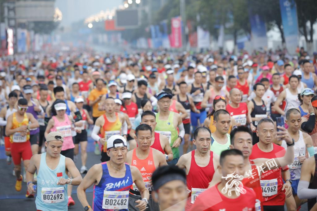 视频 | 3万名跑者齐聚！2024重庆马拉松鸣枪开跑