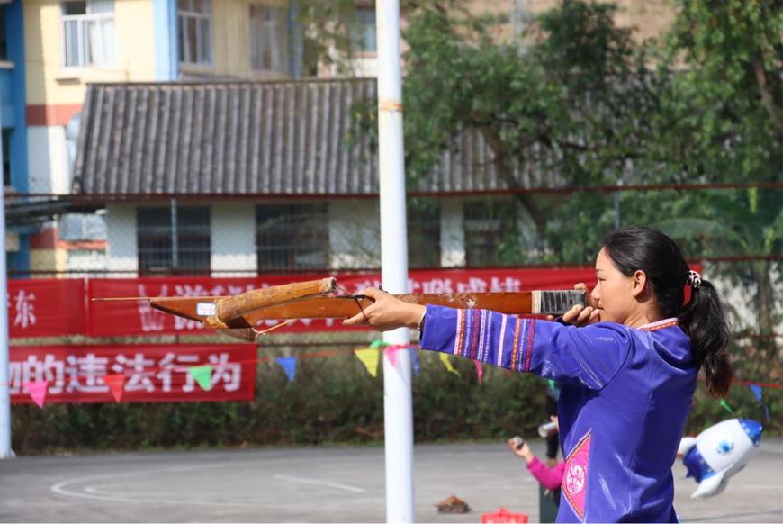 云南镇沅：拉祜族（苦聪人）与游客欢度畲葩节