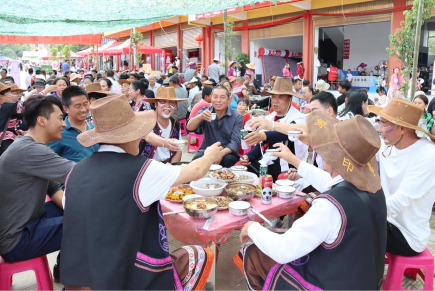 云南镇沅：拉祜族（苦聪人）与游客欢度畲葩节