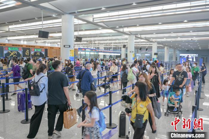 港珠澳大桥珠海公路口岸迎假期车流客流高峰