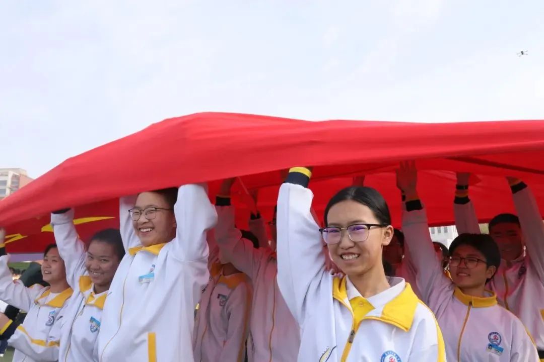 这面国旗，在我的头顶飘过！网友：建议每个学校都安排