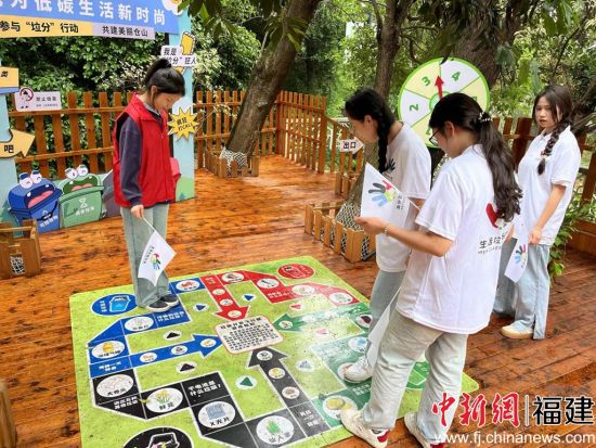 垃圾分类志愿者探访福州烟台山垃圾分类主题公园