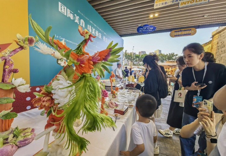 重庆国际友城美食街开街 “一网打尽”国际美食