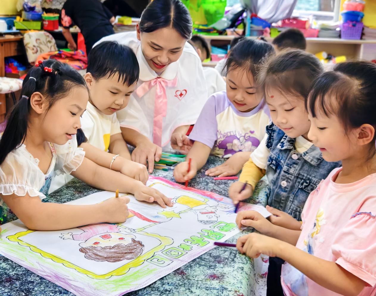 重庆合川：小朋友和医生绘禁烟海报督促家长戒烟