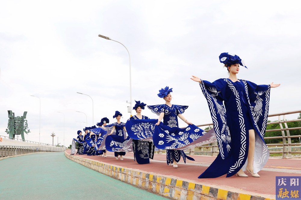 【摄影报道】 庆阳青花瓷“剪云裳”全国全网首秀