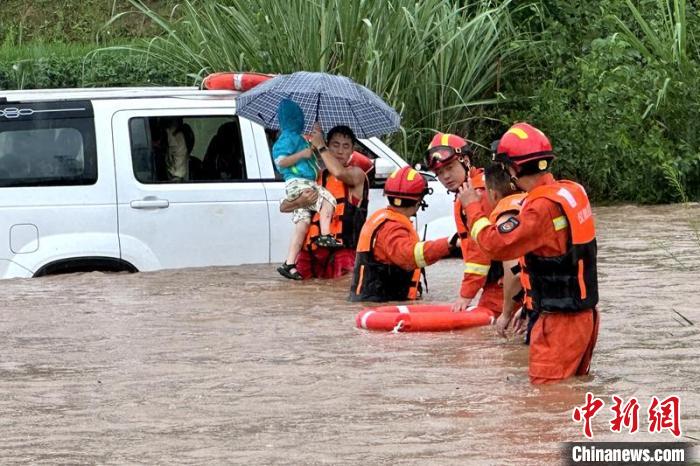 四川巴中等多地遭遇强降雨天气 消防紧急救援