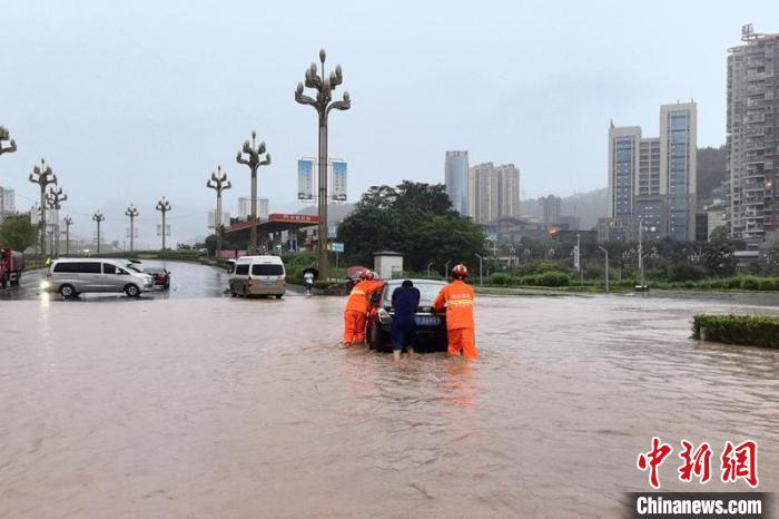 四川巴中等多地遭遇强降雨天气 消防紧急救援