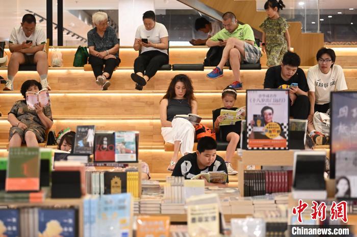 书香中觅清凉 夏日南京书店人气旺