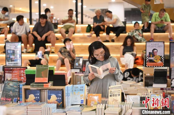 书香中觅清凉 夏日南京书店人气旺