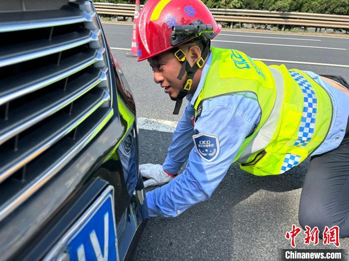 浙江高速人直面“烤”验 护航民众平安出行