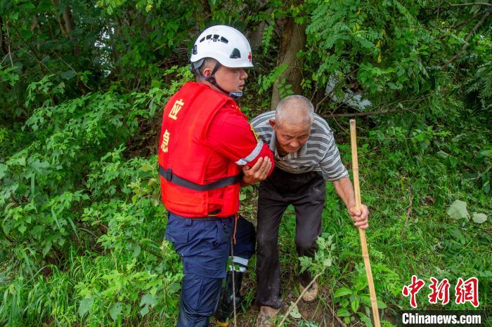 直击湖北襄阳防汛一线：“接力”转移 抓紧恢复