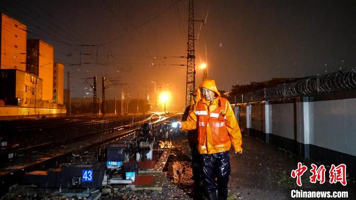 河南南阳：护航强降雨中的能源运输通道