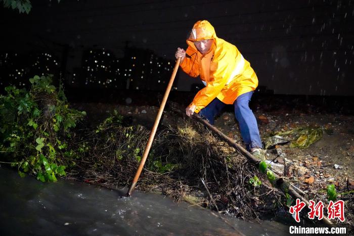 河南南阳：护航强降雨中的能源运输通道