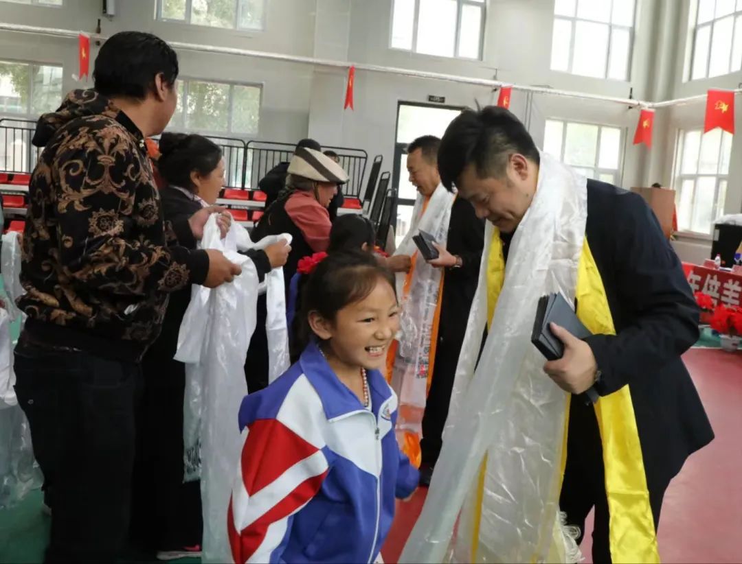 江苏省盐城市红十字会携爱心人士赴玉树开展扶贫助学助困活动