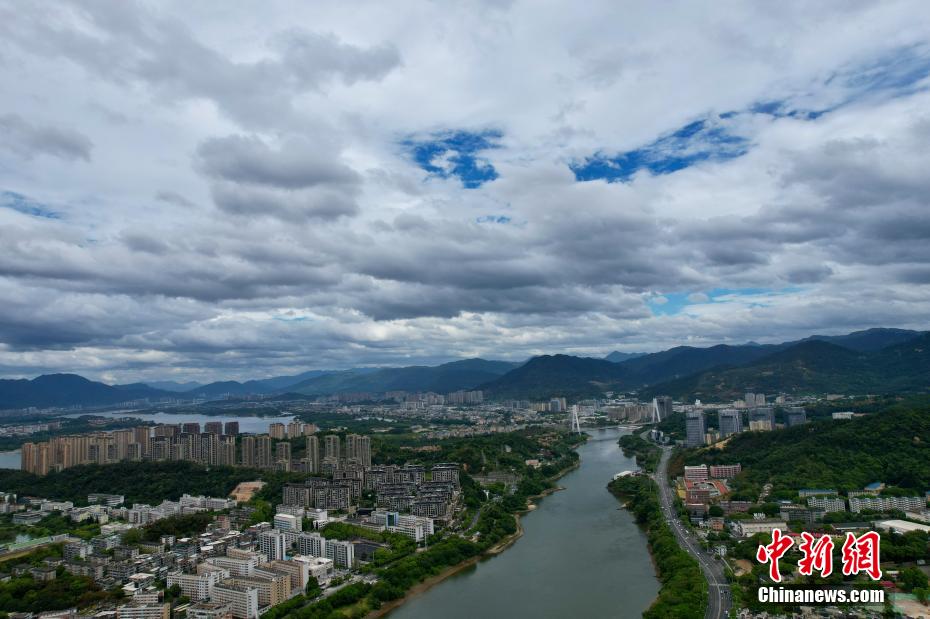 台风“格美”逼近 福州上空风云变幻