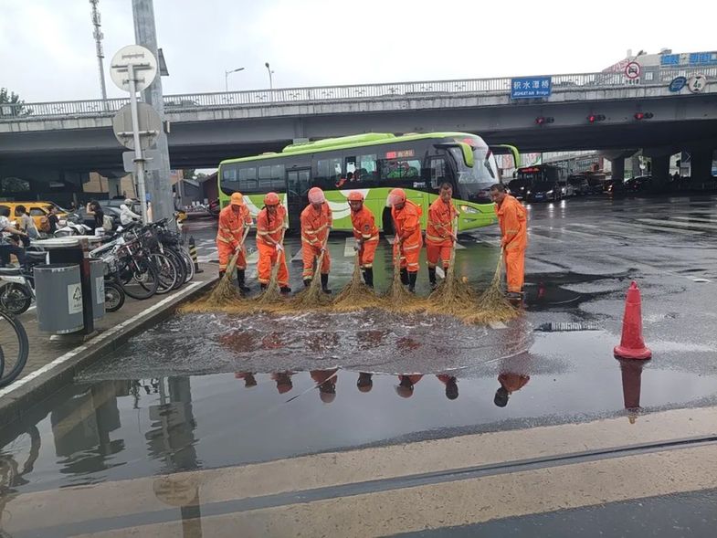 环雅丽都：风雨兼程，“汛”速出击！