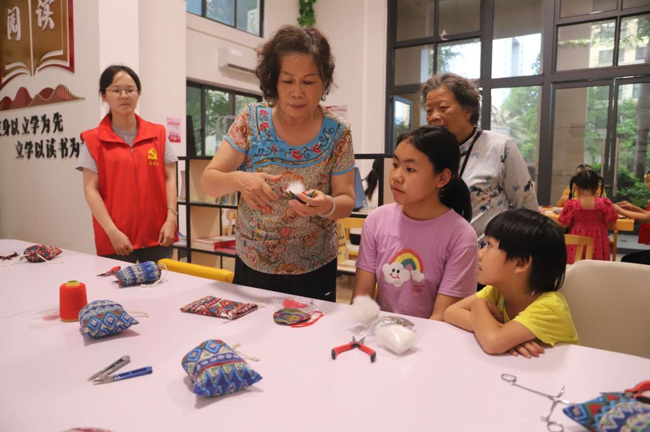 广西百色市右江区：公益课堂进小区让孩子暑期“有知有味有趣”