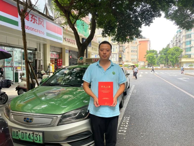 平凡之善 | 游客来蓉突遇暴雨，之后一幕，很暖！