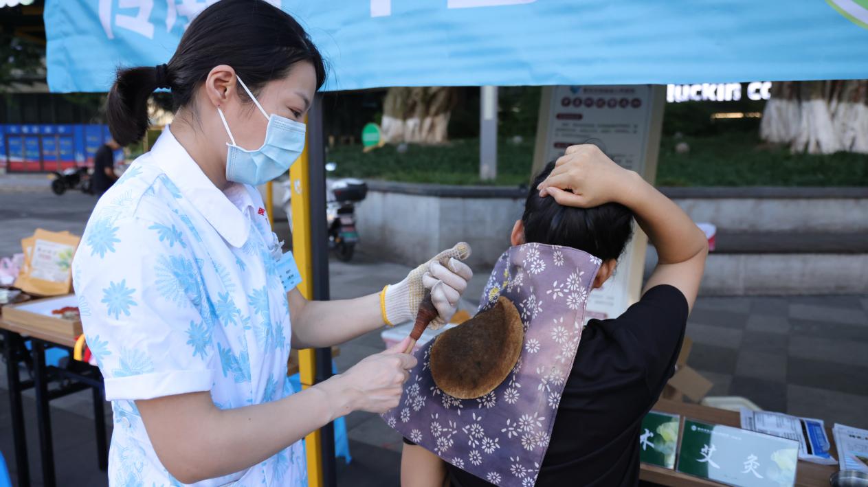 重庆荣昌中医药文化科普集市邀请市民体验传统养生法