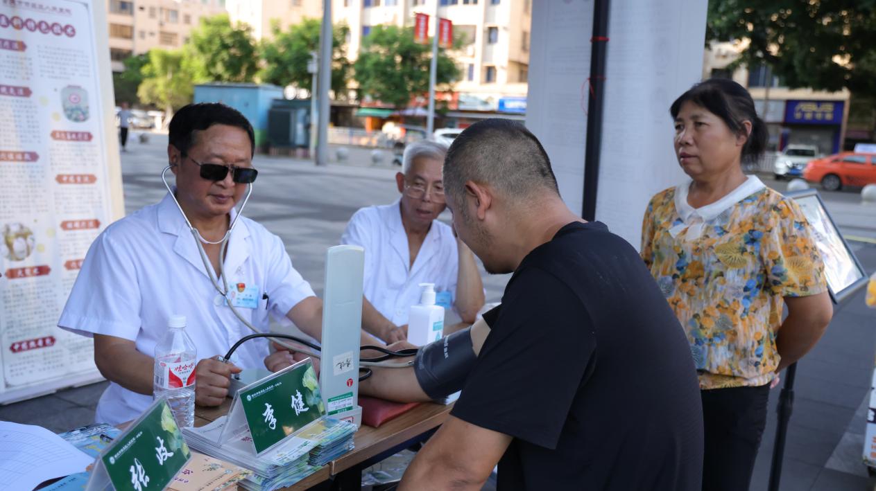 重庆荣昌中医药文化科普集市邀请市民体验传统养生法