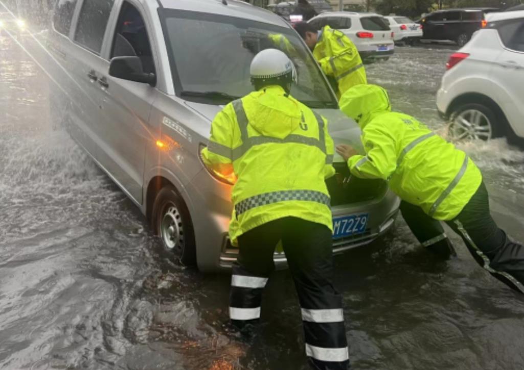 徐州公安全力护航汛期道路交通安全