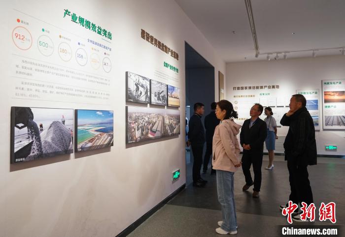 青海省海西州成立70周年成就展吸引民众