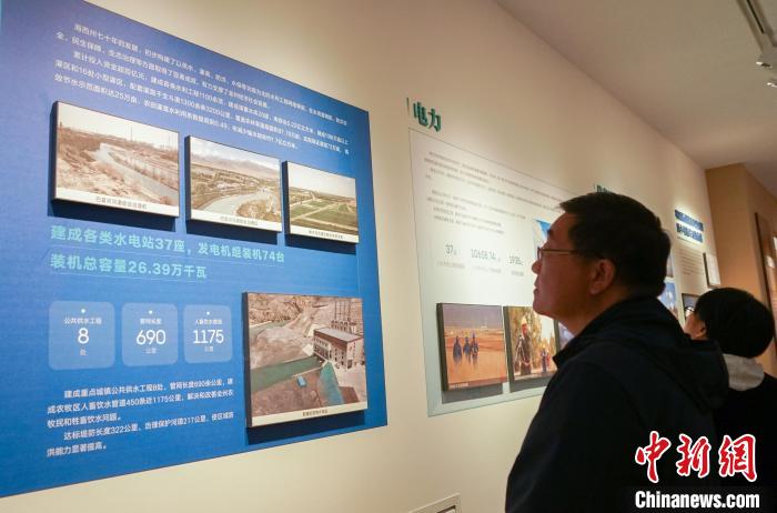 青海省海西州成立70周年成就展吸引民众