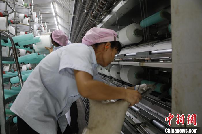 河南平顶山:新材料企业生产出口忙