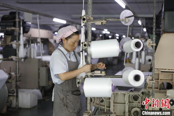 河南平顶山:新材料企业生产出口忙